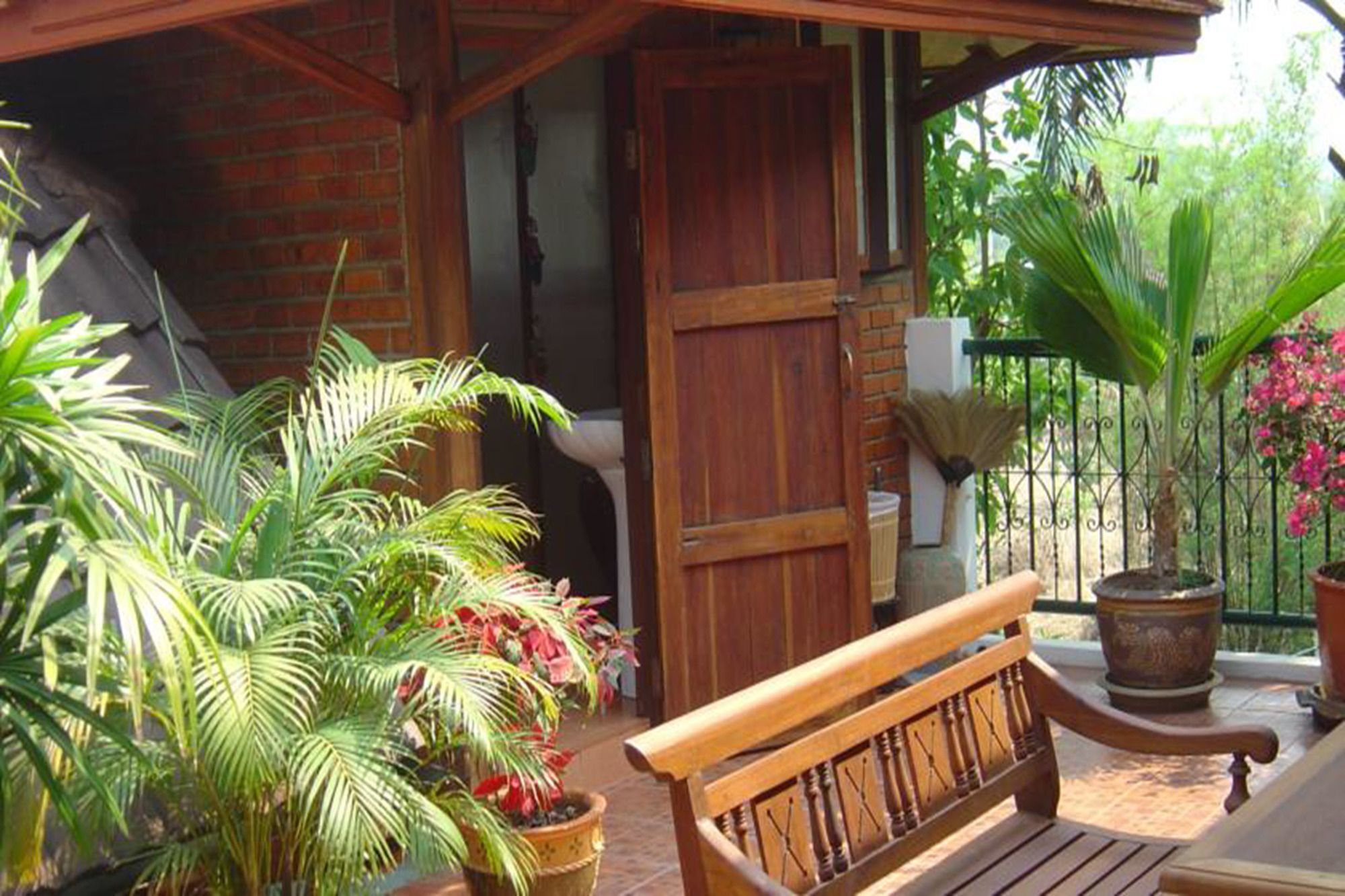 Golden Teak Home Resort Saraphi Extérieur photo